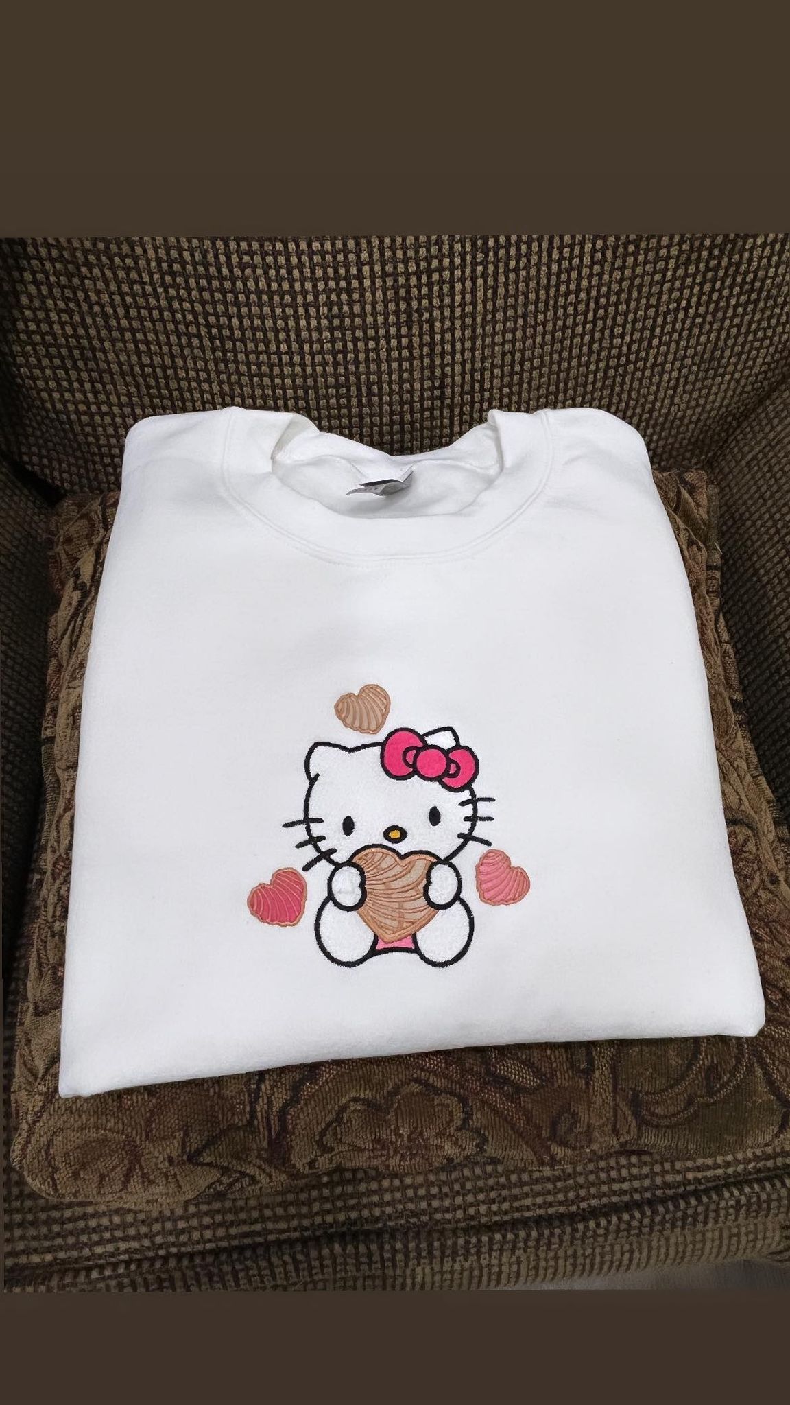 HELLO CONCHAS - WHITE CREWNECK SWEATSHIRT