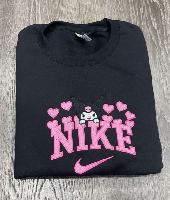 NKE KUROMI CORAZONES - BLACK EMBROIDERED CREWNECK