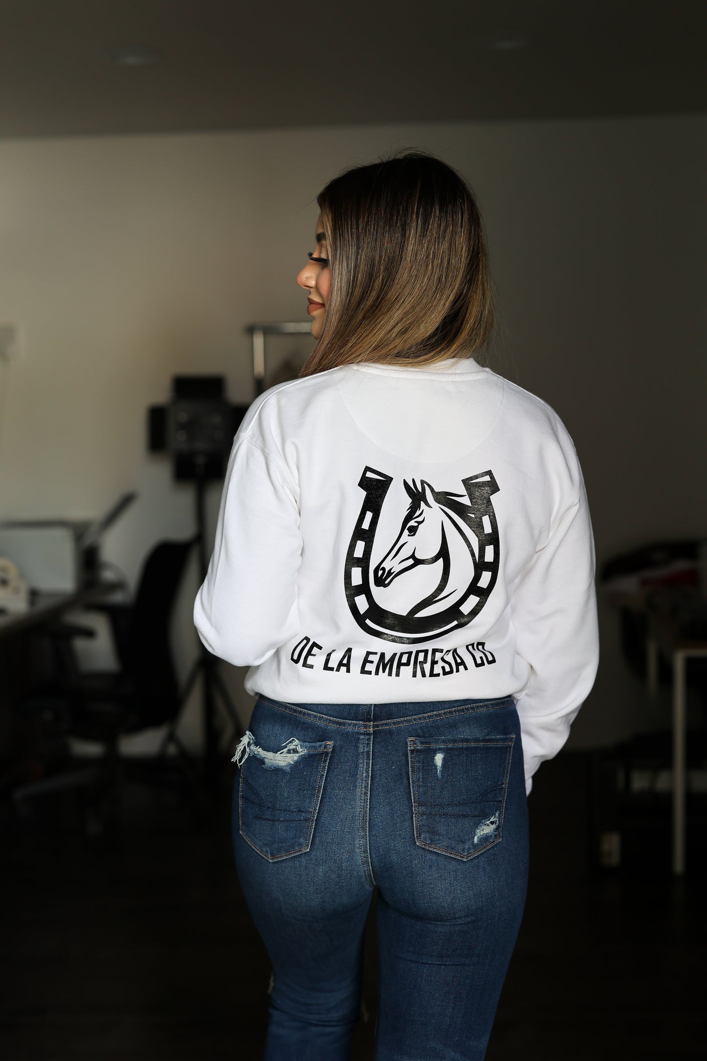DE LA EMPRESA WHITE CREWNECK SWEATSHIRT - UNISEX
