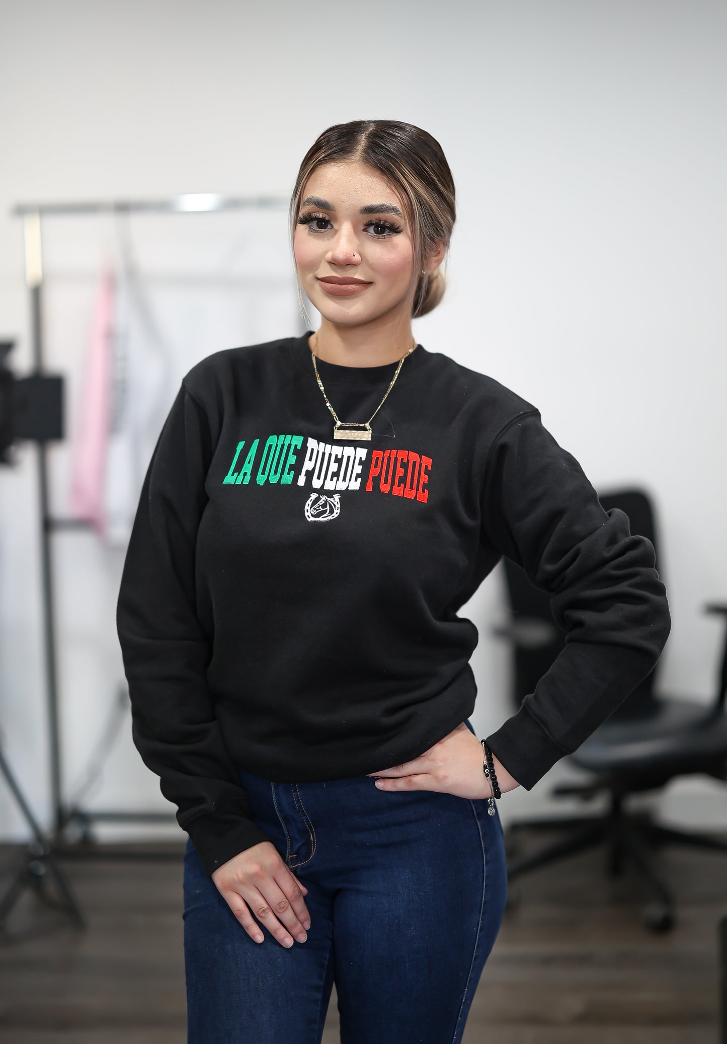 LA QUE PUEDE PUEDE - BLACK CREWNECK - UNISEX - BORDADO